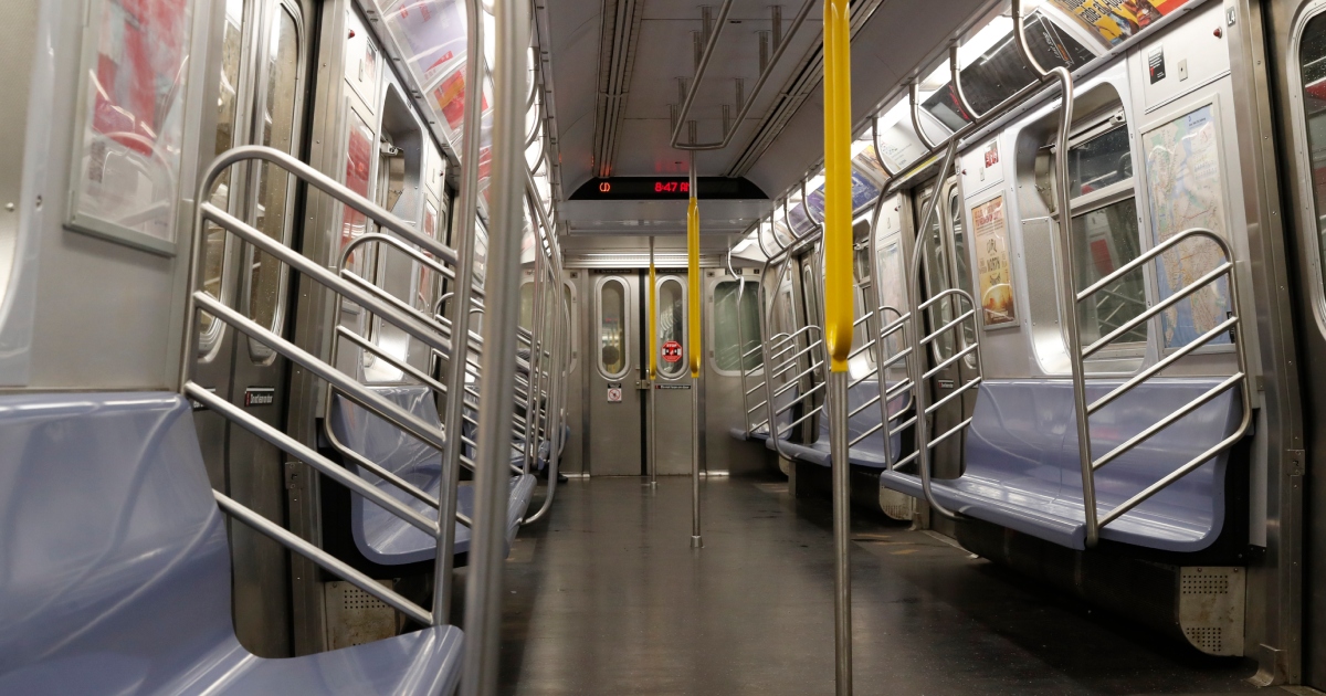 নিউ ইয়র্ক সিটির একটি সাবওয়ে ট্রেনের ভেতরের চিত্র। ছবি: রয়টার্স